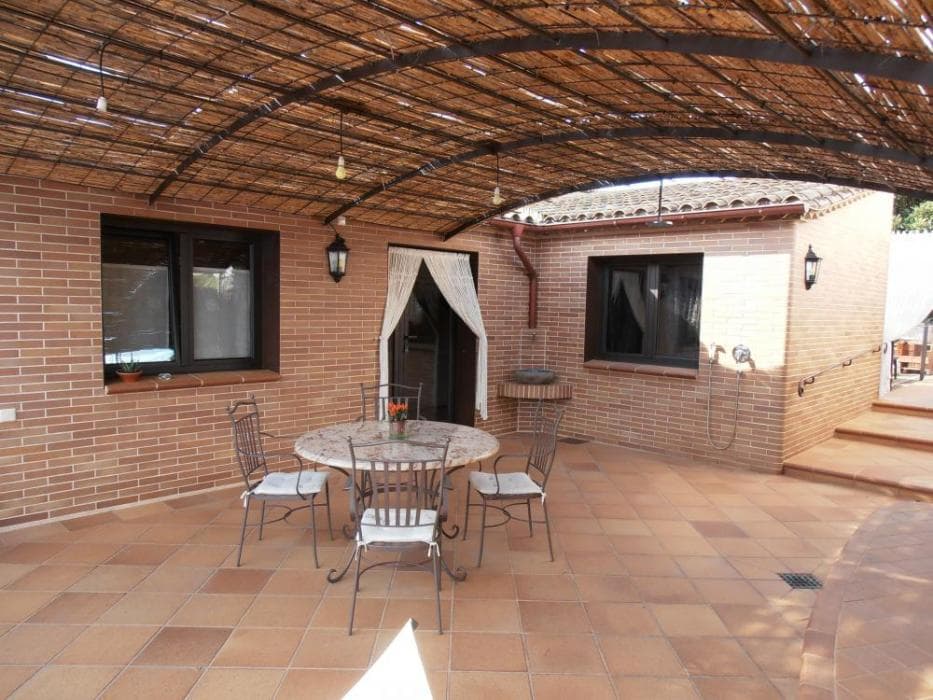 Nice house with pool for expats in Girona - Table
