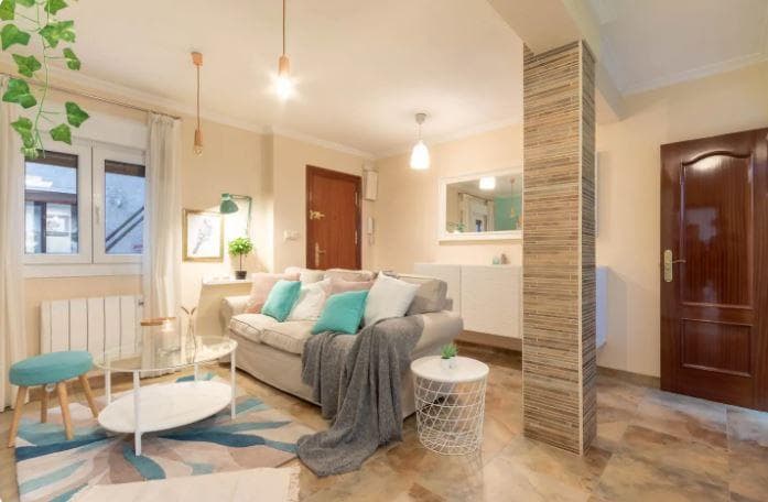 Guru - Furnished Bilbao apartment with parking - Livingroom