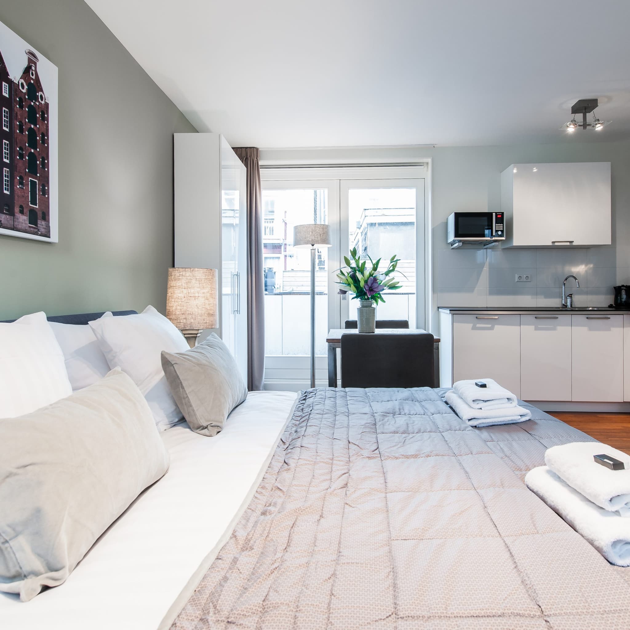 Rustenburg 2 - Expat studio in Amsterdam city - Bed