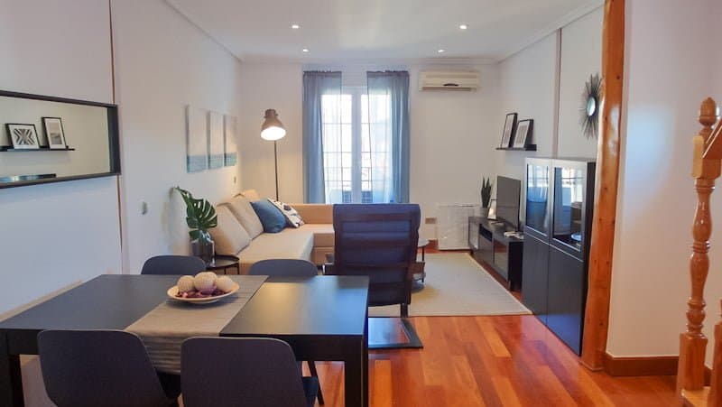 Duplex in Madrid city center for expats - Livingroom
