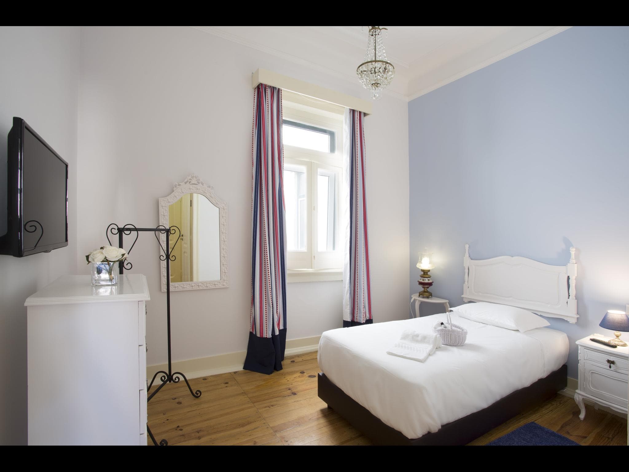 Serpa - Bedroom in a shared flat in Lisbon - Bedroom