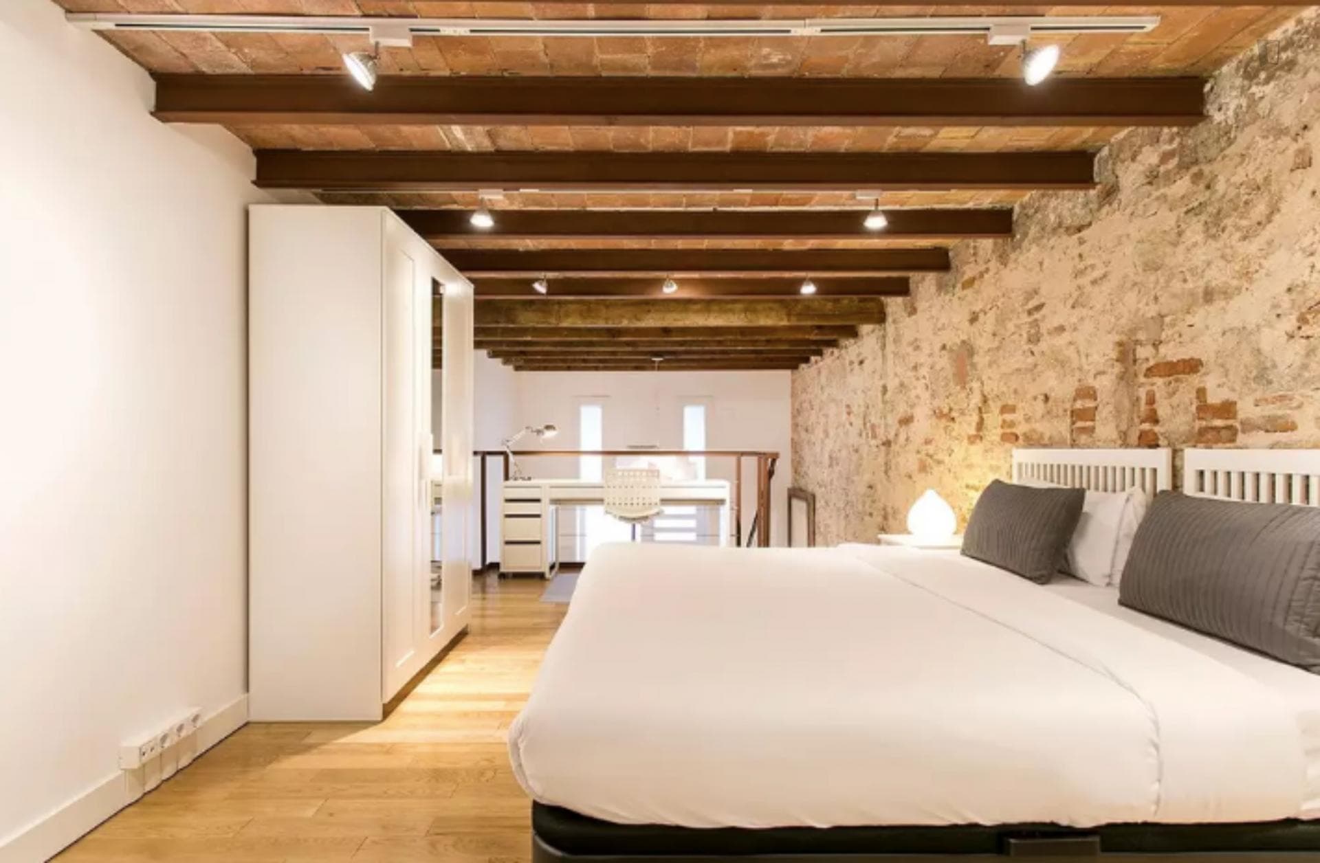 Spacious modern apartment in Barcelona - Bedroom