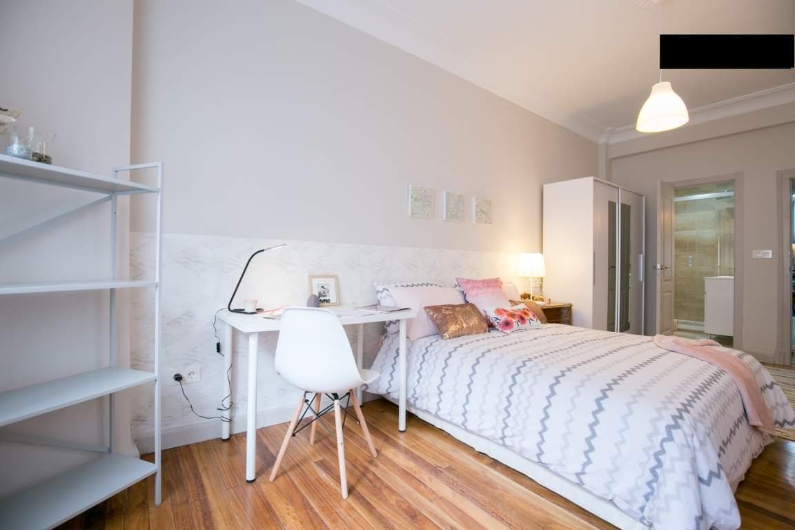 Charming room in a shared flat in Bilbao - Bedroom