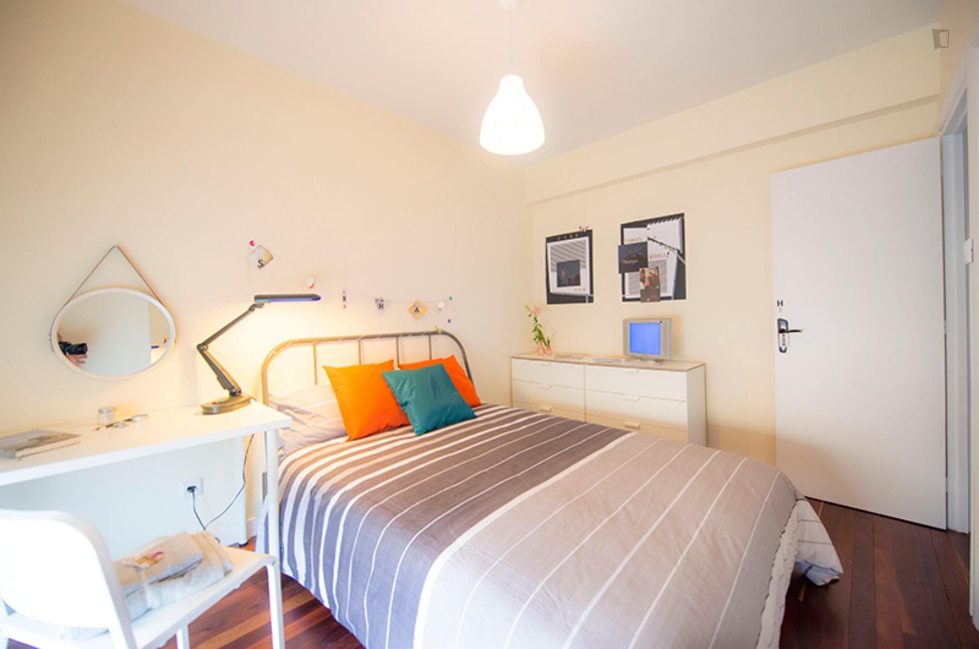 Kalea 16- Spacious Room in Shared Flat in Bilbao - Bedroom