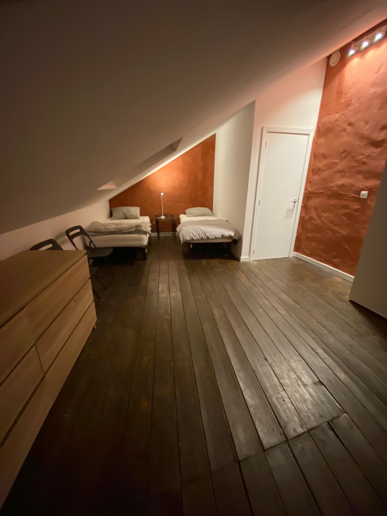 TWIN BEDROOM 2.jpg