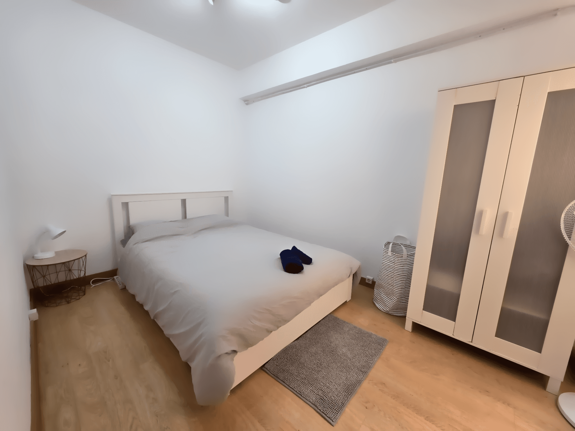 foto_hab_cama_armario_enhanced.png