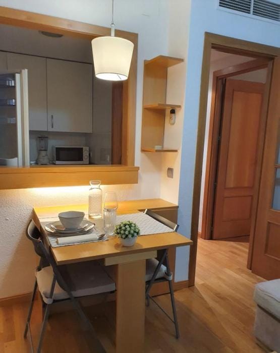 Furnished apartment for rent Madrid airport - Table