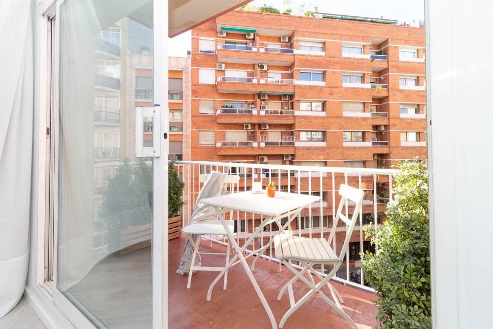 Bright short term rental in Barcelona for expats - Balconie