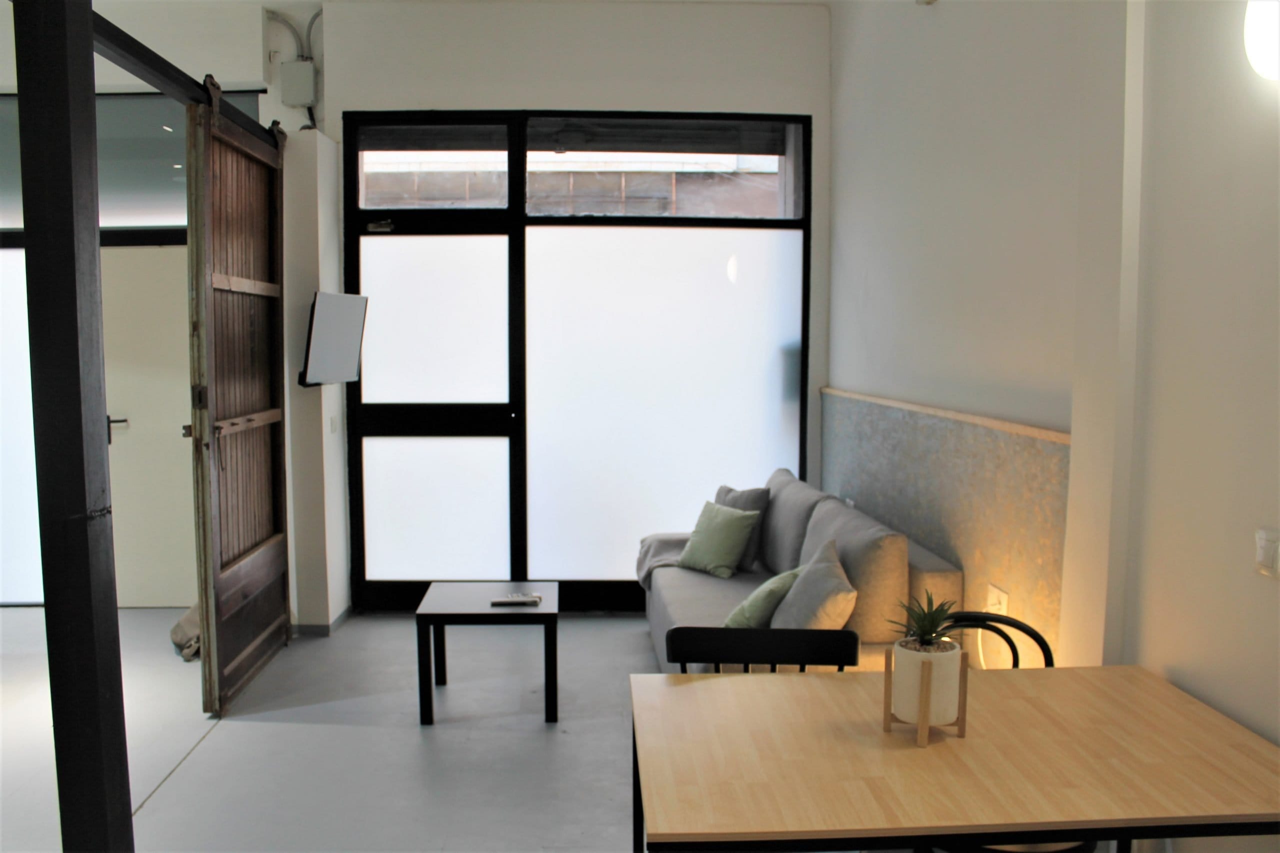 Marie Curie - Modern furnished expat rental in Valencia - Living room