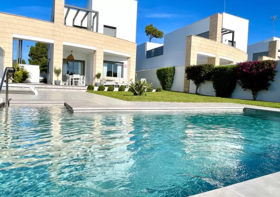 FACHADA Y PISCINA.jpg