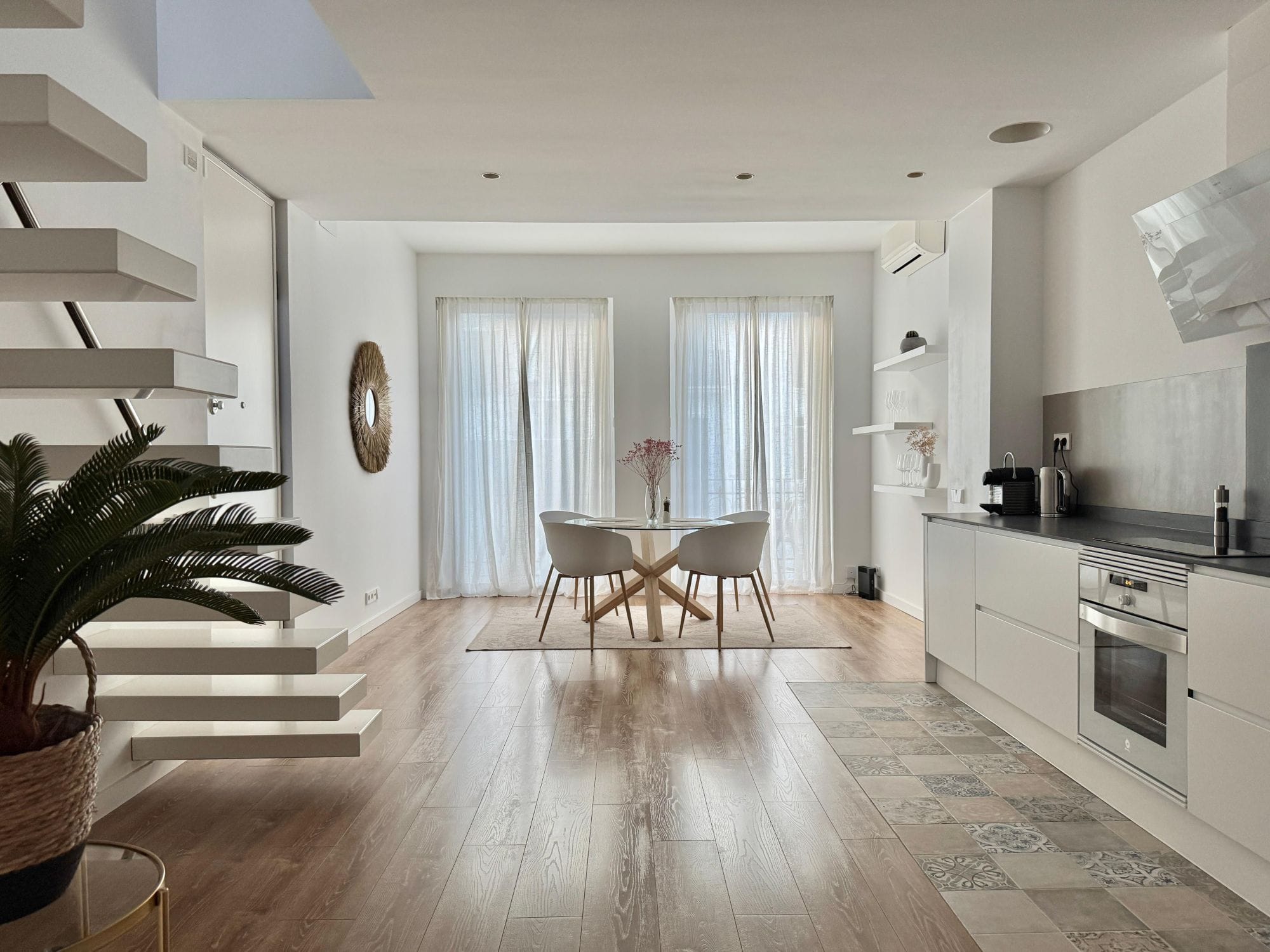 1 DINING AREA WINDOWS VIEU.jpg