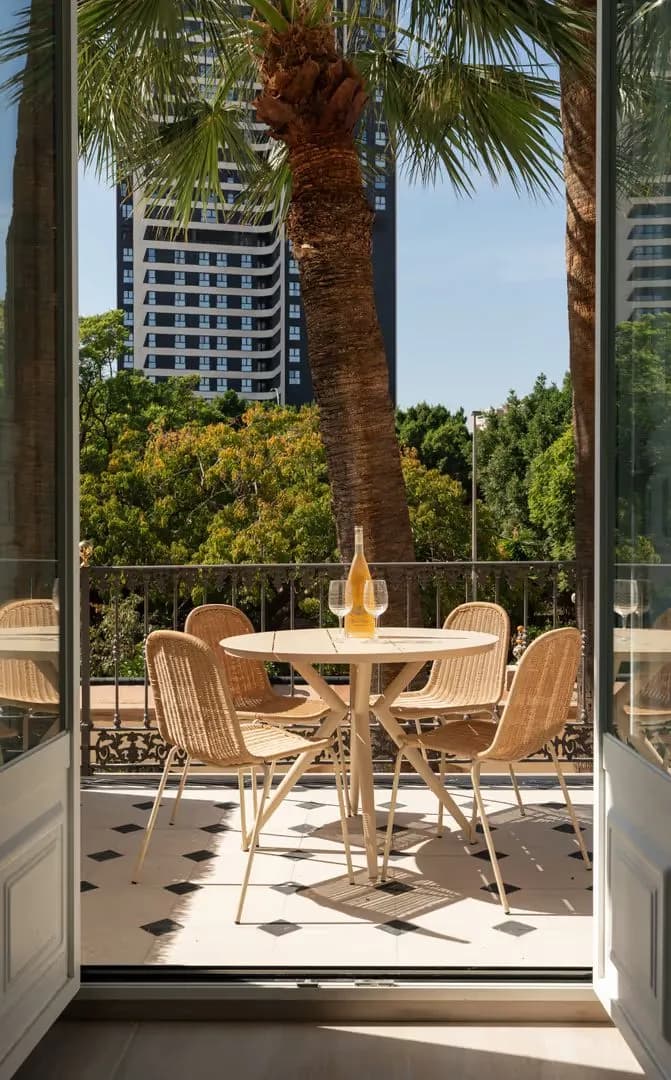 corporate-housing-malaga-azuri-dining-table-terrace-dsc04667-1080