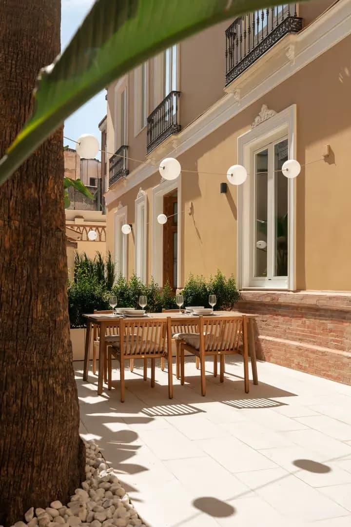 corporate-housing-malaga-vino-dining-table-patio-dsc04271-1080