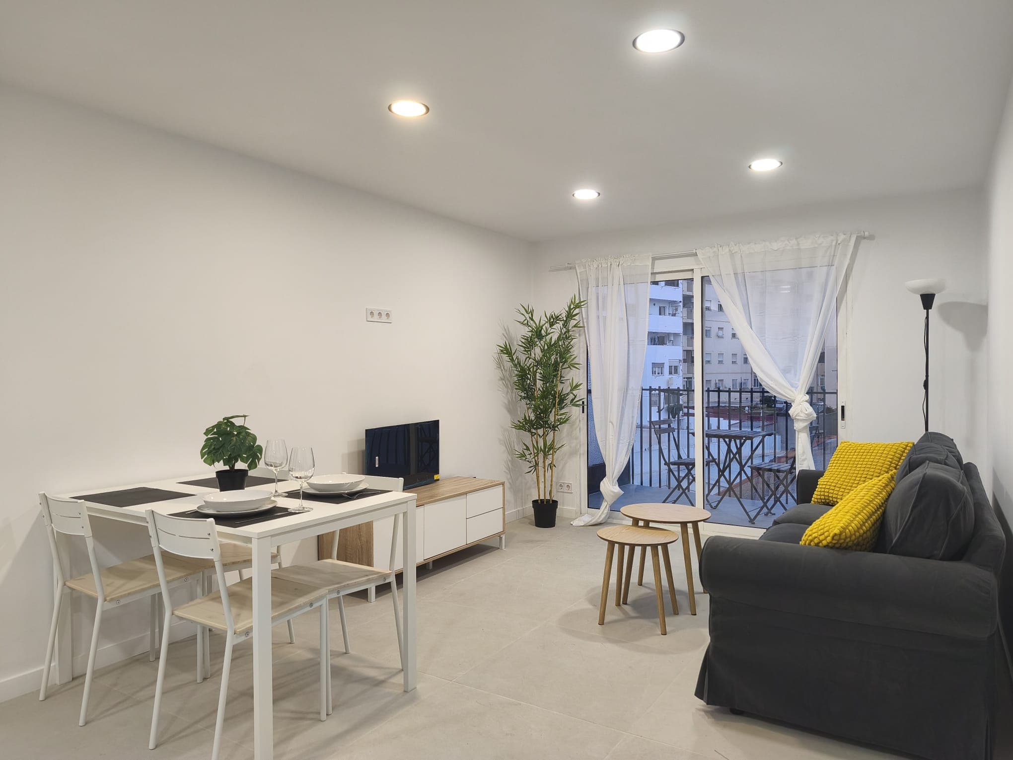 SIMO5 LIVING ROOM AND BALCONY