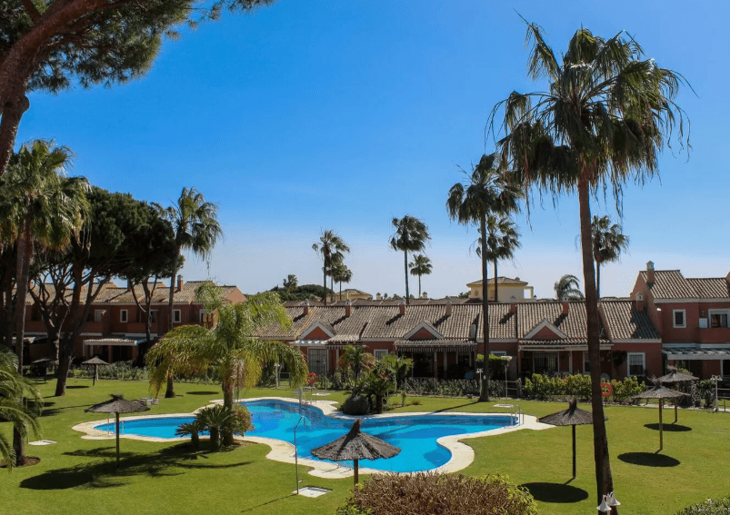 OCTAVIO CADIZ PISCINA.png