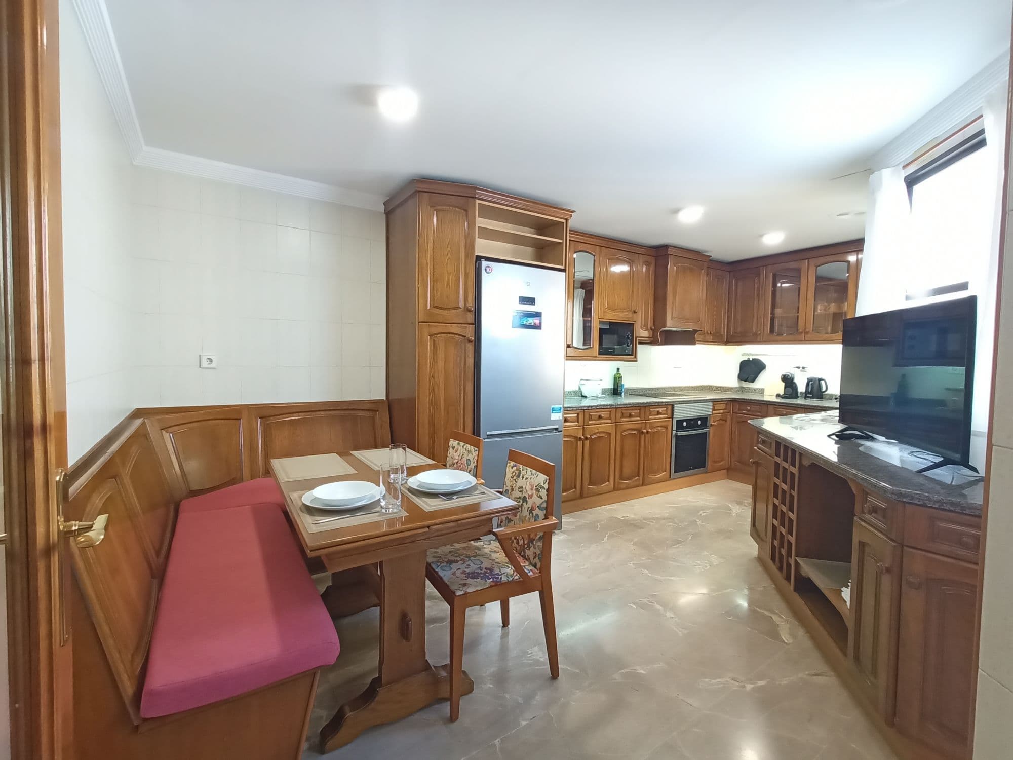 Palmeras – Brillante Apartamento de 4 Dormitorios Cerca del Centro de Elche