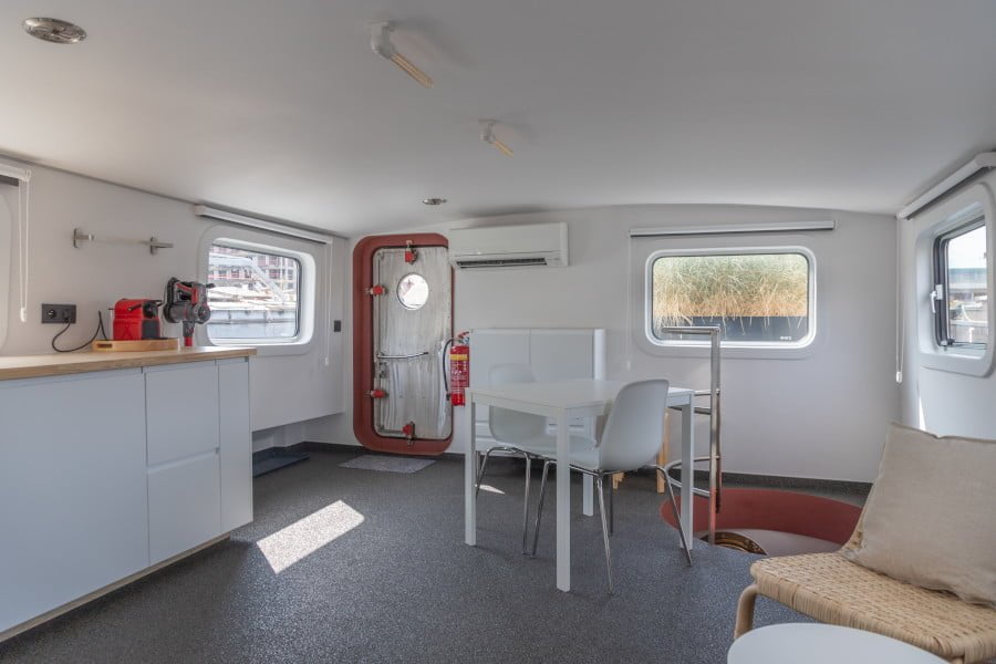 Houseboat loft for expats in Ghent
