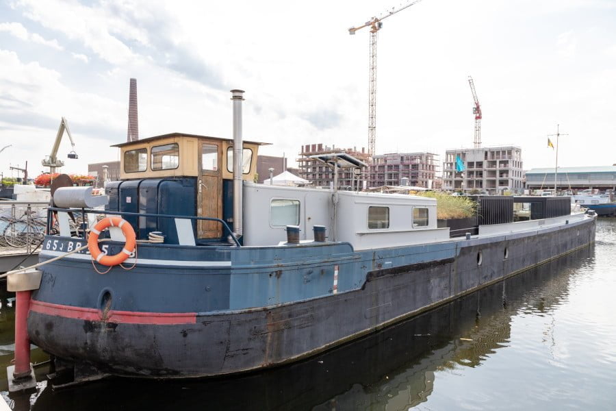 Houseboat loft for expats in Ghent