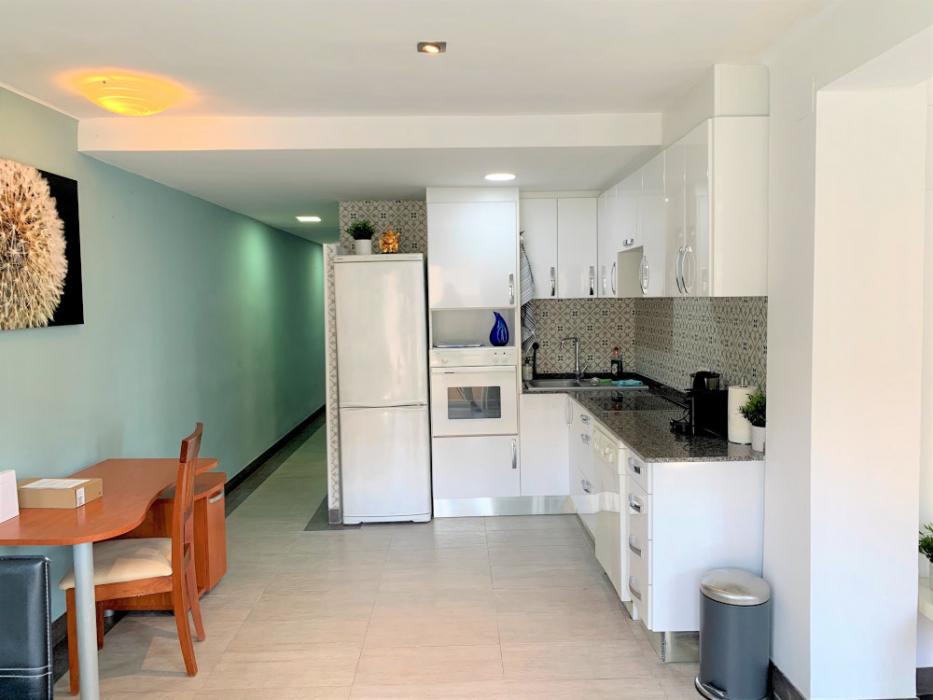 Ausias March - Sunny rental apartment in En Corts Valencia