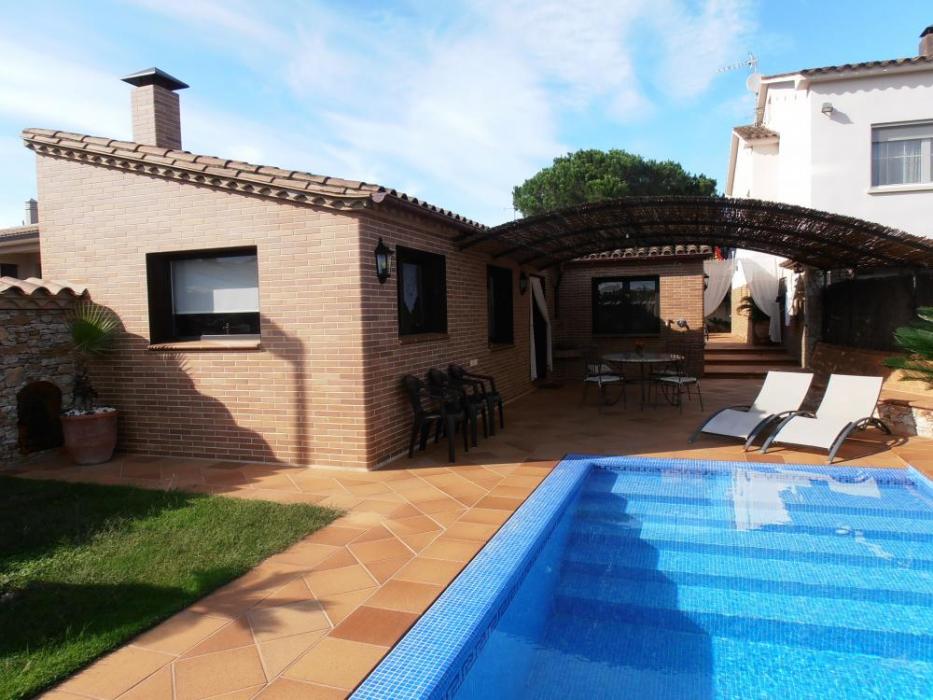 Nice house with pool for expats in Girona