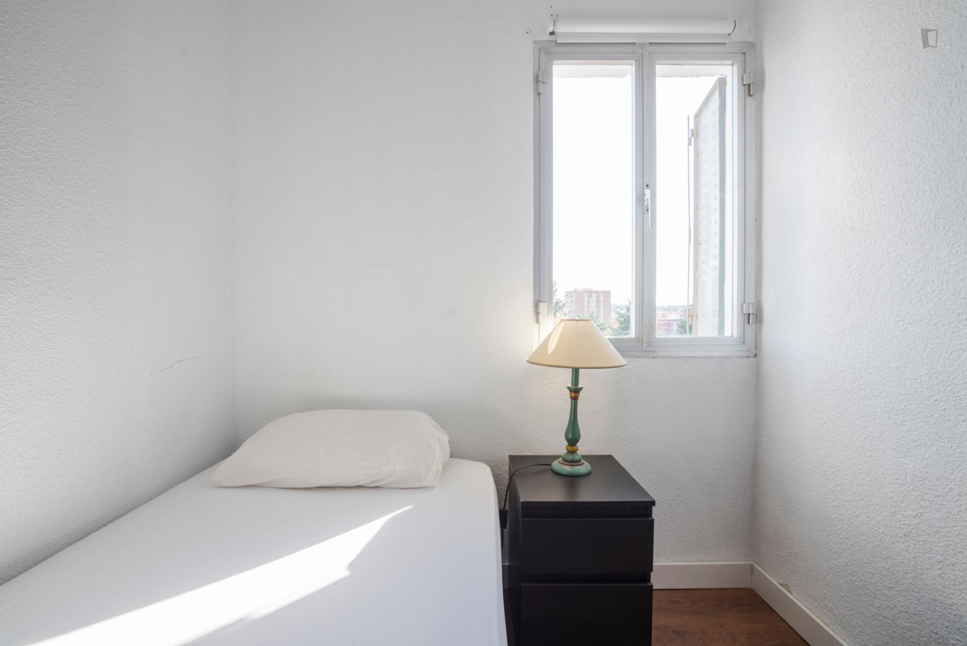 Arzua - Bright bedroom in Madrid