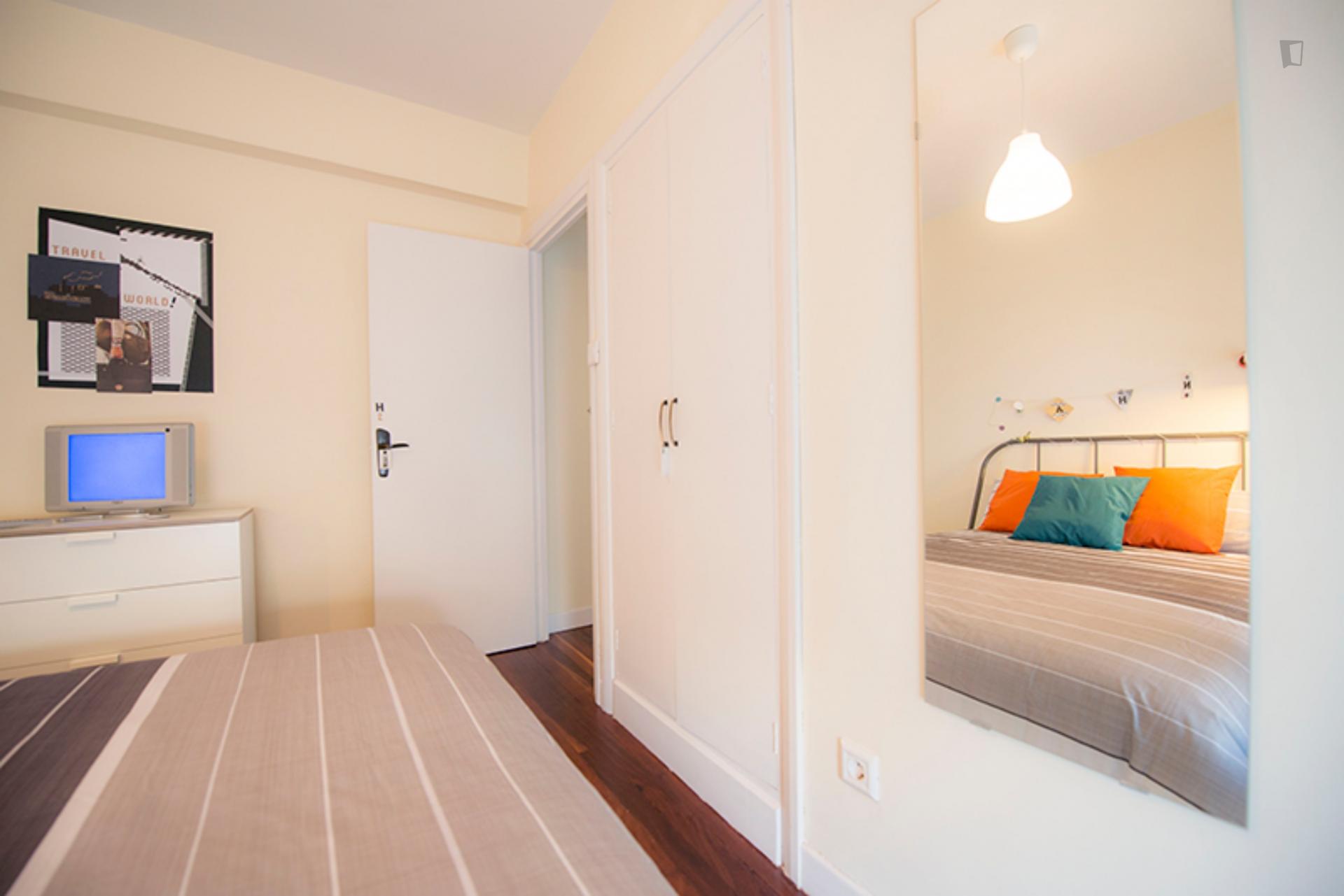 Kalea 16- Spacious Room in Shared Flat in Bilbao
