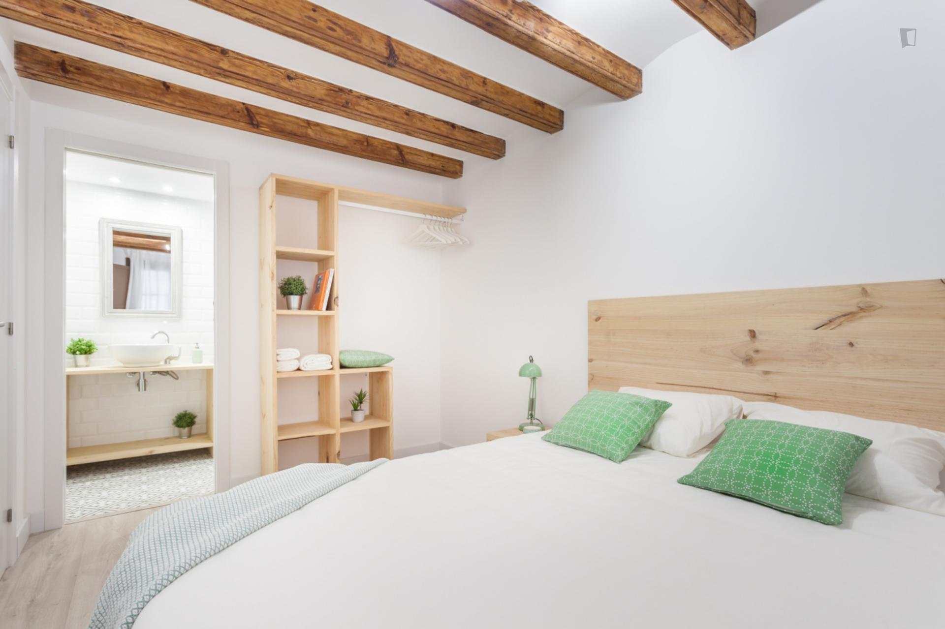 Paloma 2 - Reformed flat for expats in Barcelona