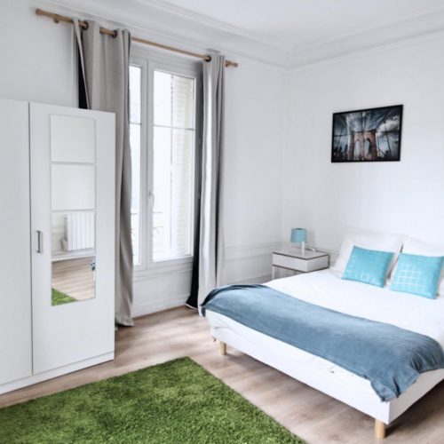 Chapelle - Double bedroom in an apartment in Paris