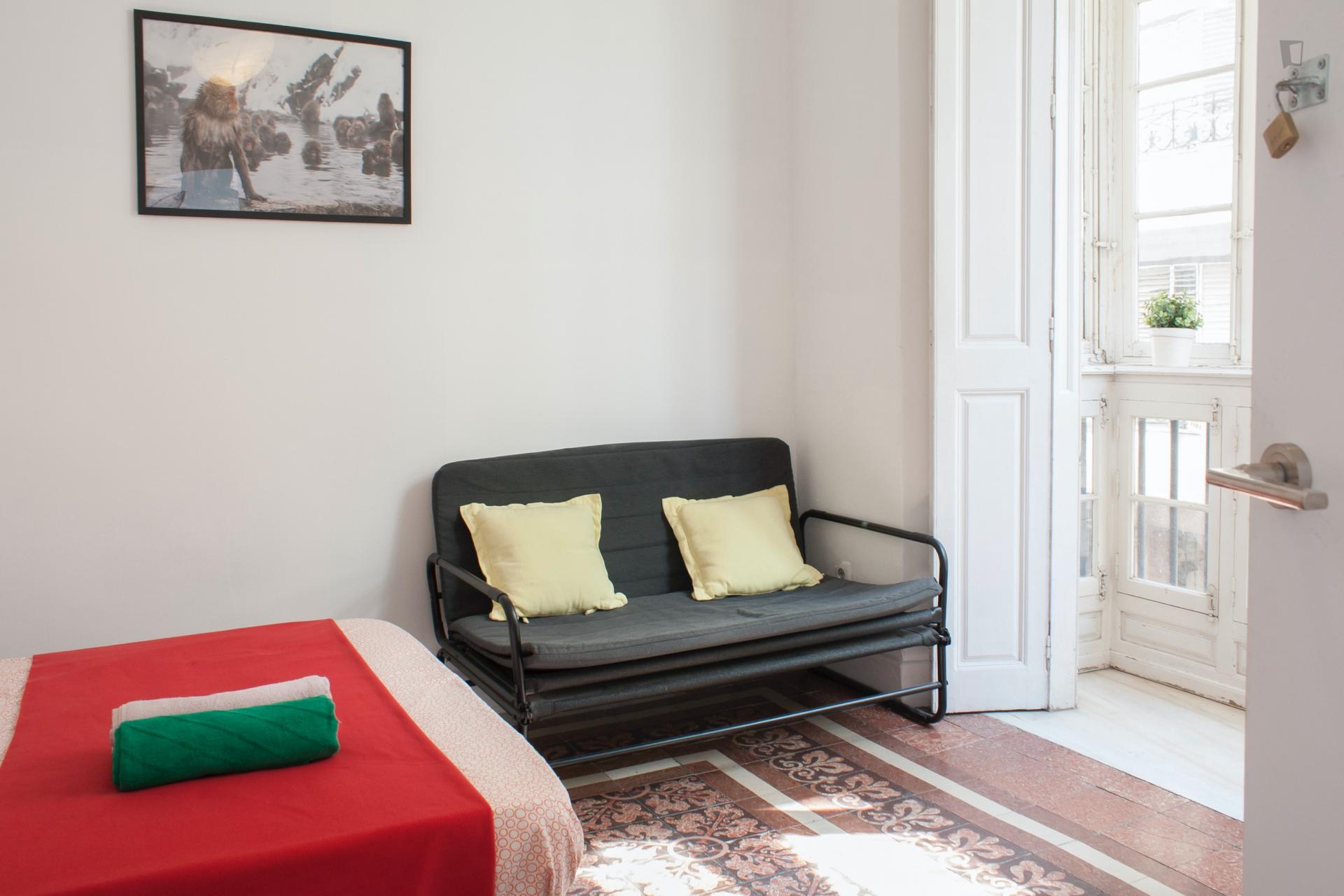 Comedias- Spacious Room for Expat in Malaga