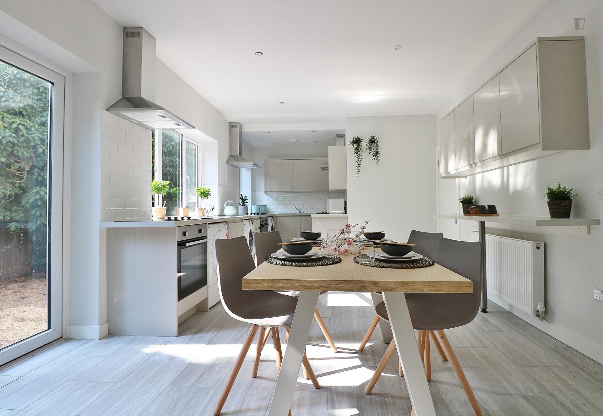 Place Lane- Beautiful functional Home in London