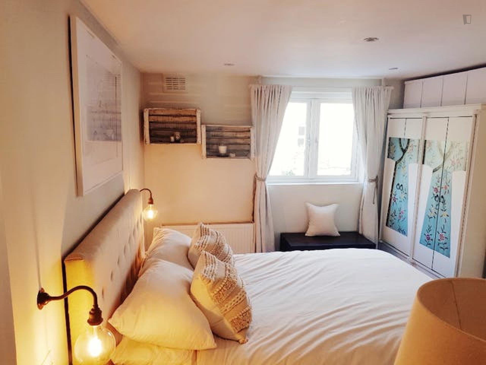 Kellett - Classy double bedroom in London