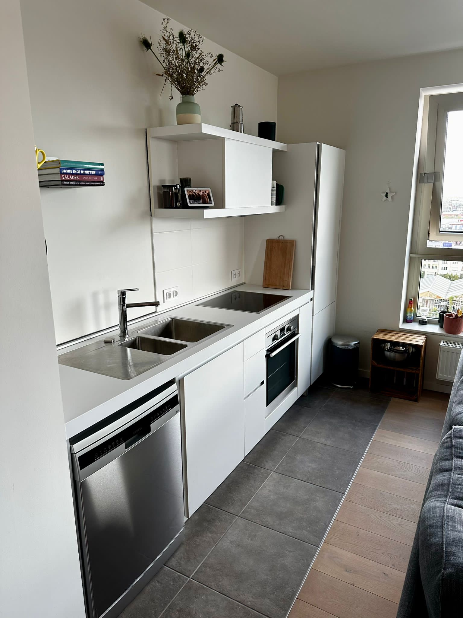 Eilandje, luxury apartment for rent in antwerp kitchen 3