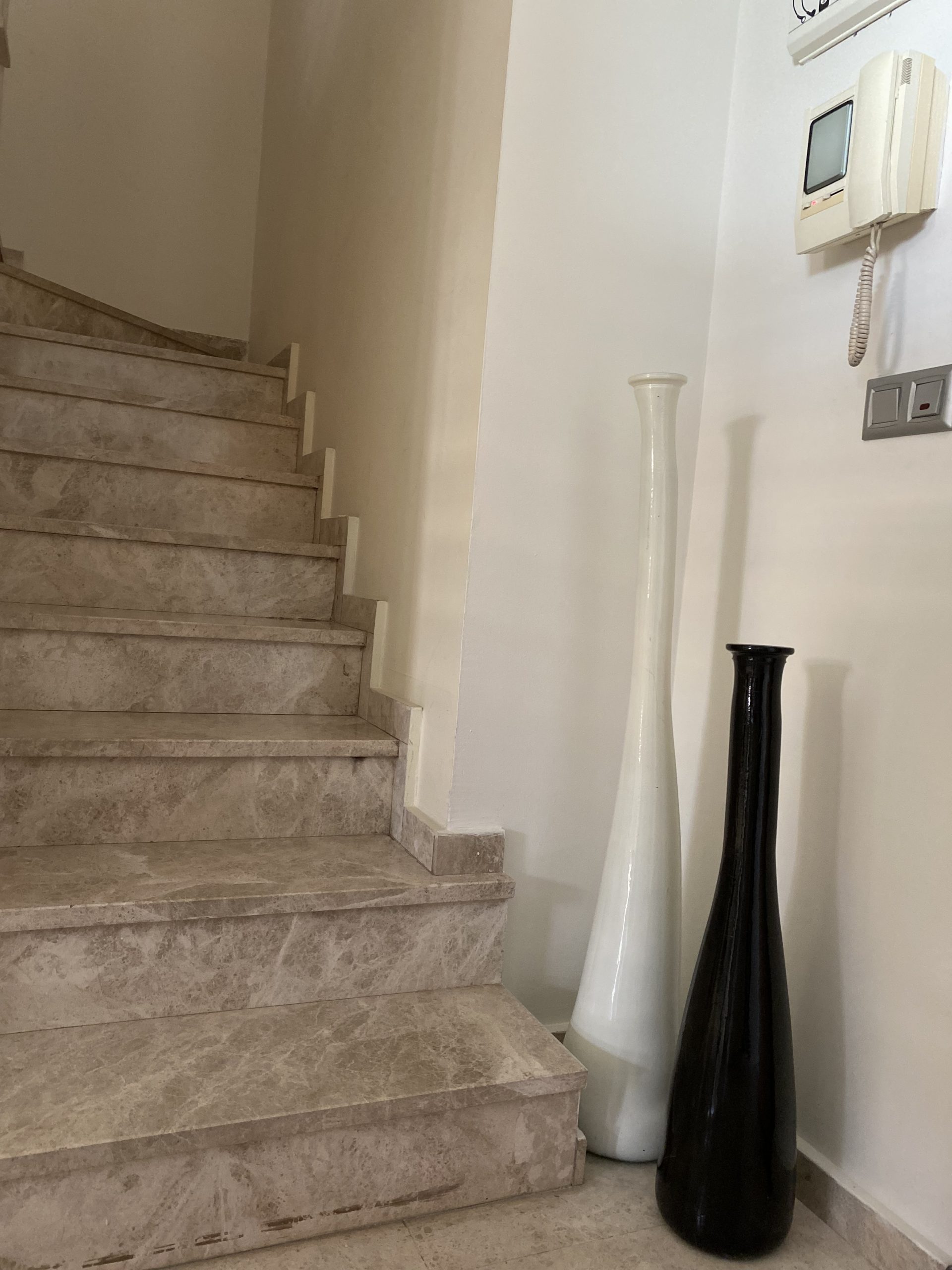 apartment for rent in valencia -stairs