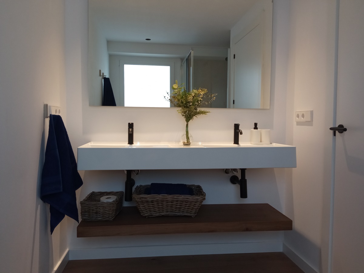 bathroom apartment for rent in serranos valencia 3