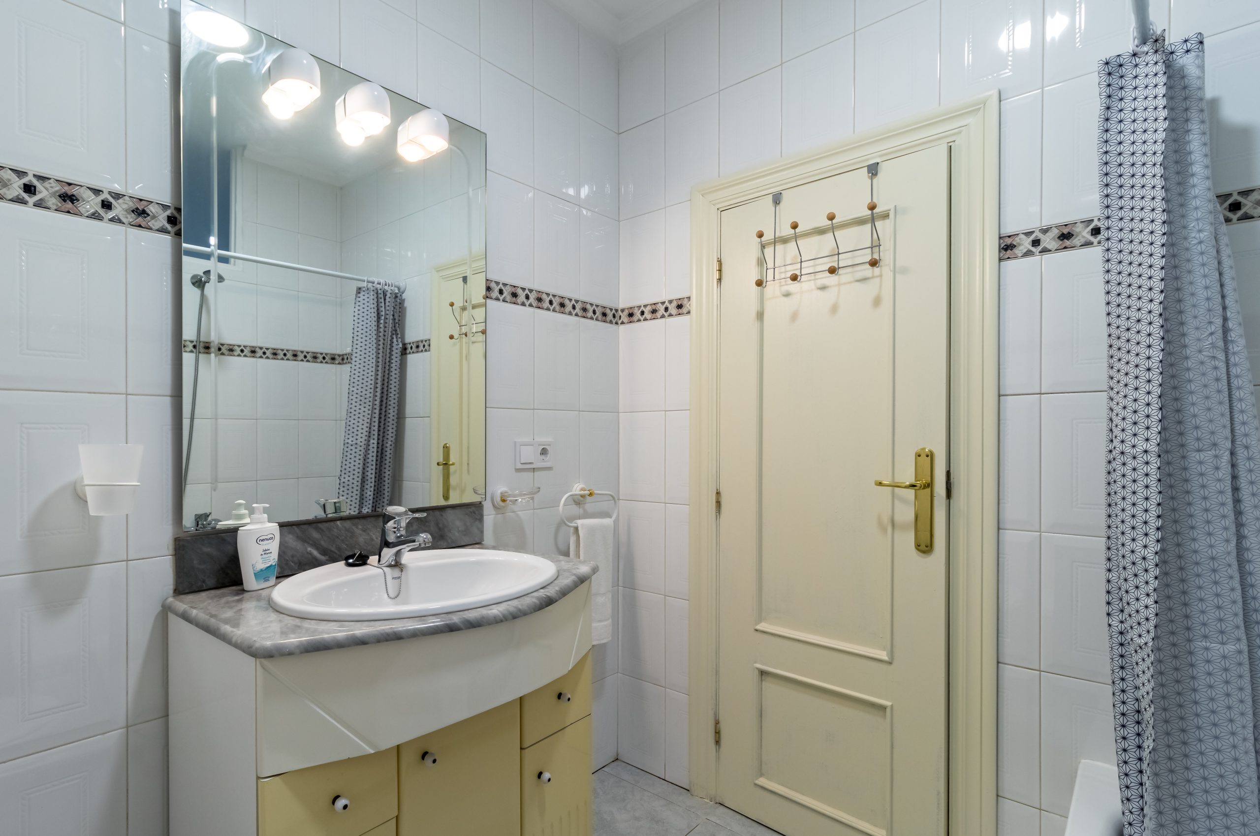 studio for rent in Santander -bathroom