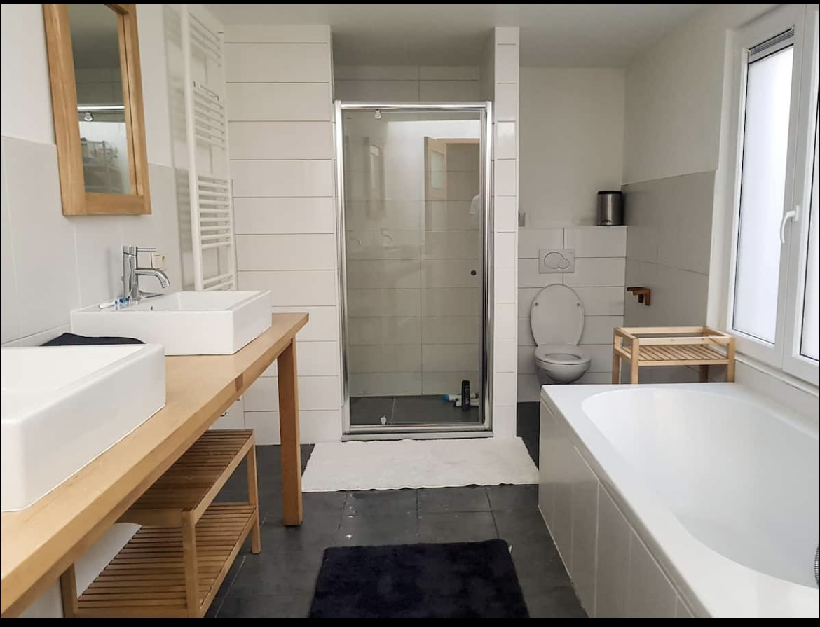 Samber - 4 bedrooms apartment for rent in Antwerp bathroom
