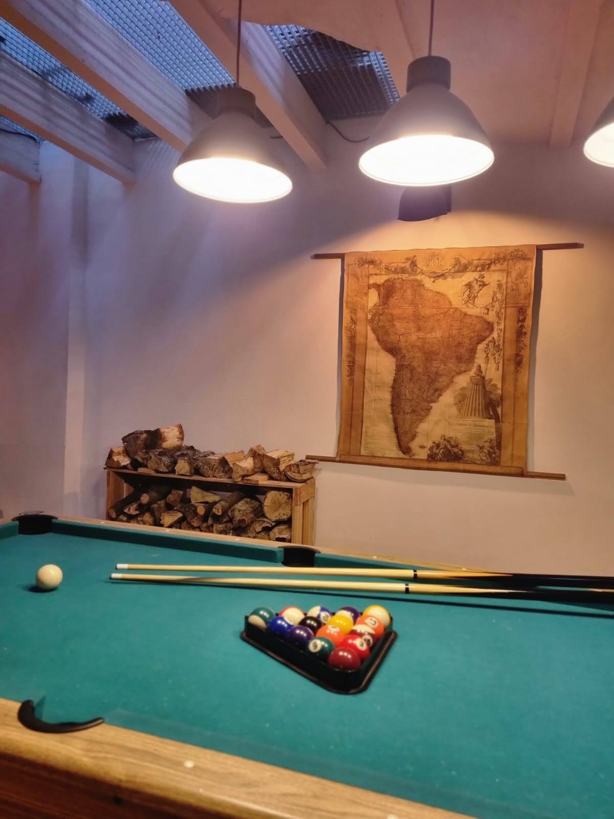Driekoningen - Apartment for rent in Berchem, Antwerp billiard table