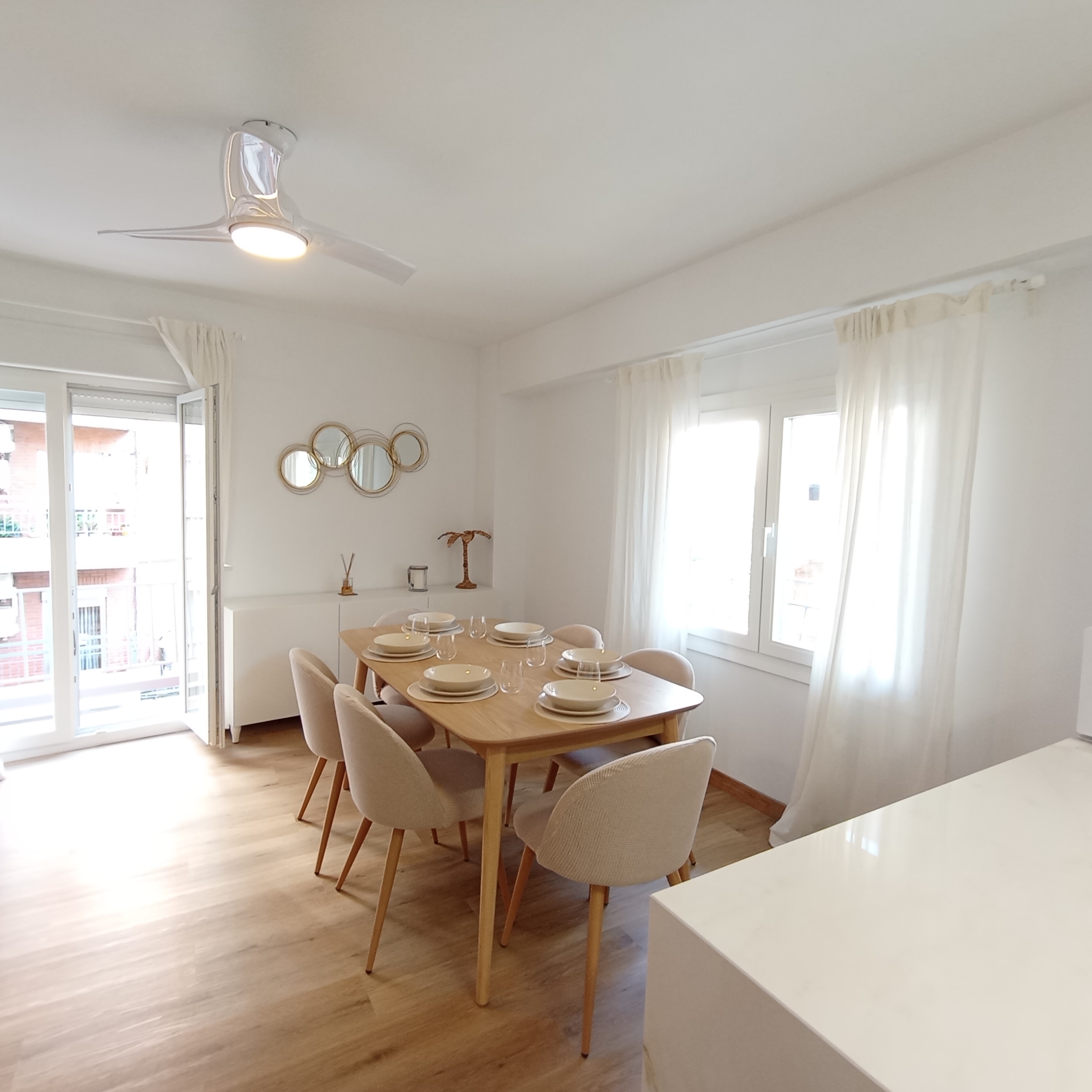 Trafalgar - 3 Bedroom apartment for rent in Valencia dining table