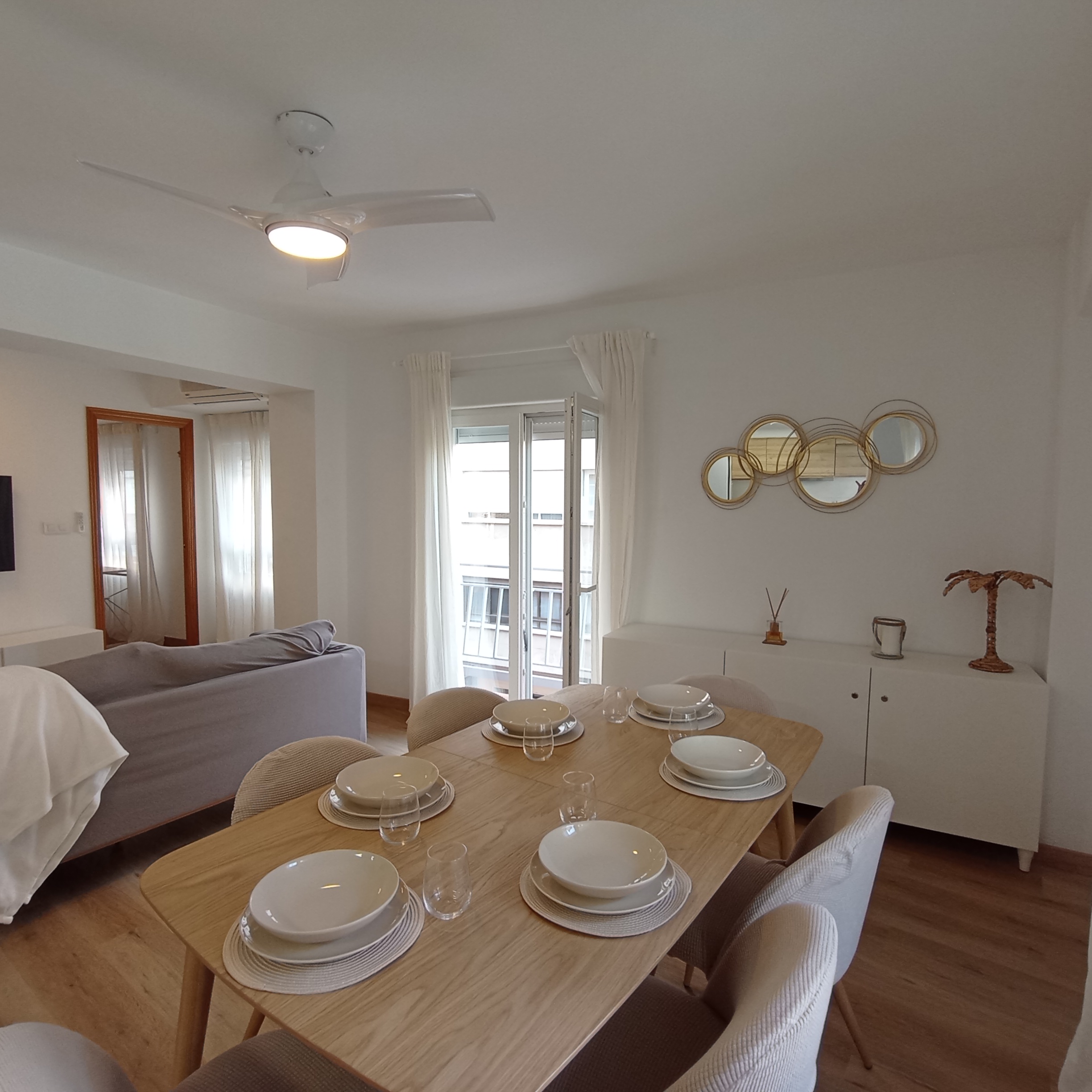 Trafalgar - 3 Bedroom apartment for rent in Valencia dining table 2