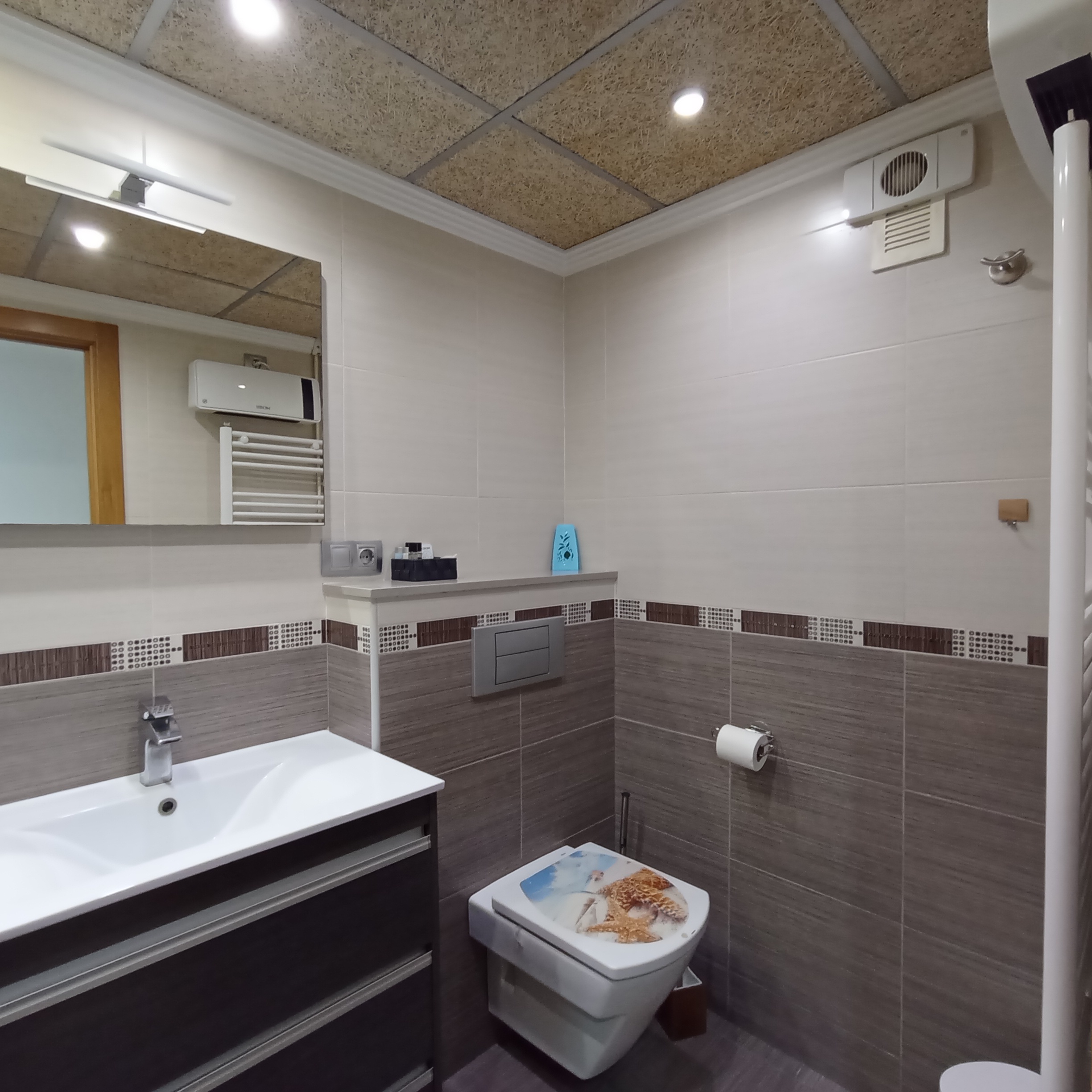 Escultor - 3 Bedroom apartment for rent in Valencia bathroom 1